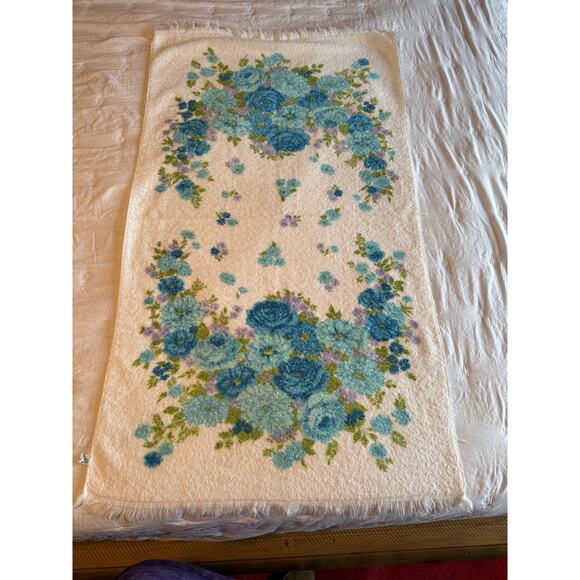 Vintage white with blue rose bath towel - Picture 2 of 6